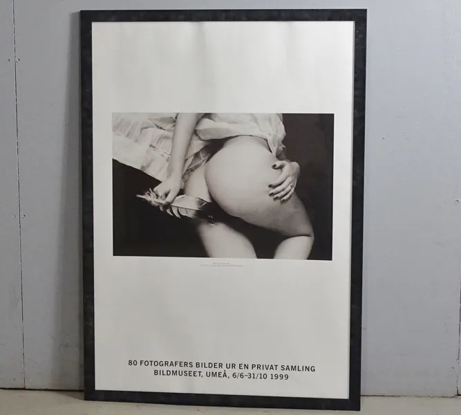 Utställningsaffisch, ramad "80 fotografers bilder ur en privat samling" Bildmuseet Umeå, 1999