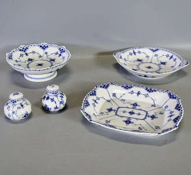 1 par ströare samt 2 skålar samt fat, Musselmalet, Royal Copenhagen, Danmark, 1900-tal