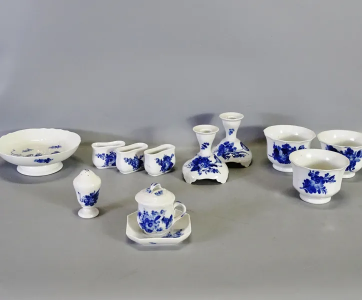 Diverse porslin, "Blå blomst" Royal Copenhagen, Danmark, 1900-tal
