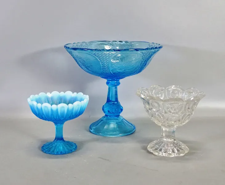 3 st. glasskålar på fot, 1900-tal