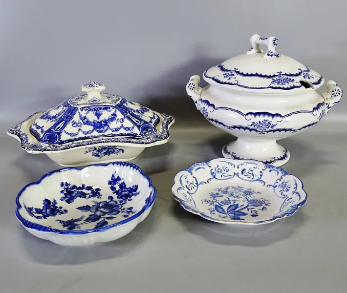 2 terriner samt 2 skålar, bl. a. "Paris" Gustafsberg, 1900-tal