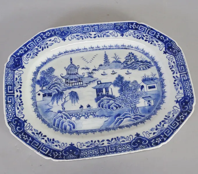 Serveringsfat, Kina, Qianlong, 1736-95 enligt etikett baksida