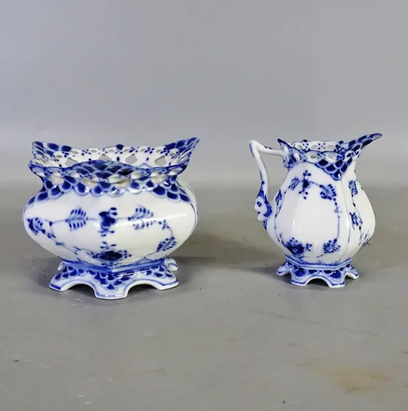 Sockerskål samt gräddsnipa, Musselmalet, helblond 1112 och 1031, Royal Copenhagen, Danmark