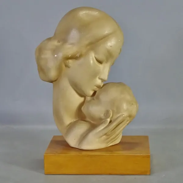 Skulptur uppmonterad på träsockel "Madonna och barn" Art Deco, 1900-talets första hälft, oidentifierad konstnär