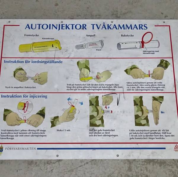 Instruktionsplansch "Autoinjektor tvåkammars" för försvarsmakten