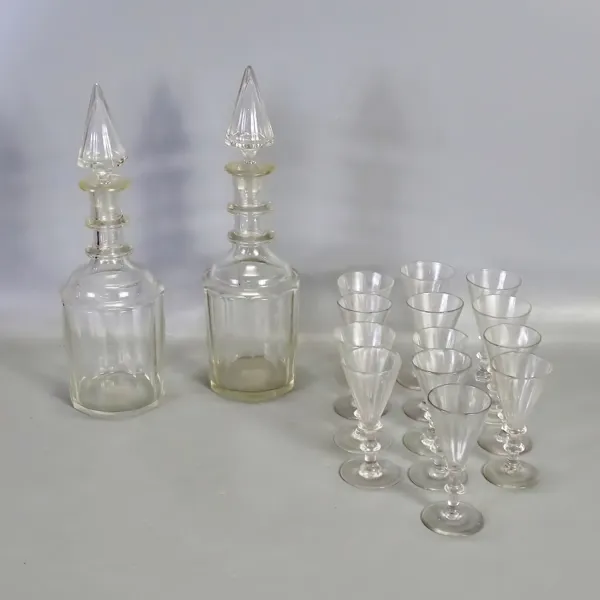 2 st. brännvinskaraffer samt 13 st. paraplyglas, 1800-tal