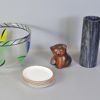 Parti diverse, skål, vas, figurin samt costers, 7 delar, bl. a. Ulrica Hydman-Vallien Kosta Boda 