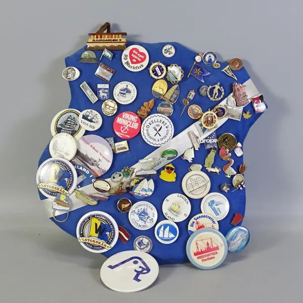 Märkessköld med pins och nålmärken