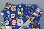 Märkessköld med pins och nålmärken