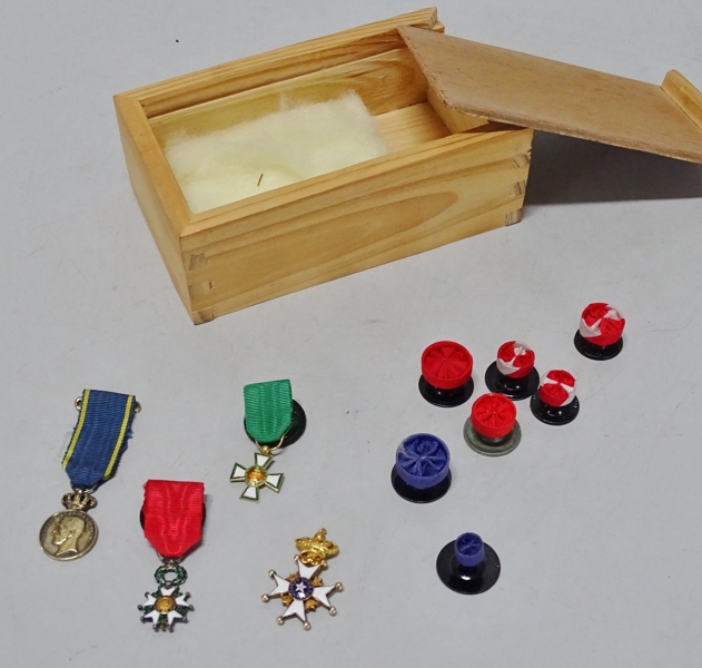 4 st. miniatyrmedaljer m.m.