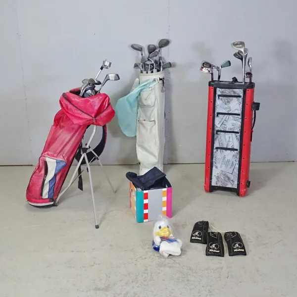 3 st. golfbagar med diverse klubbor m.m.