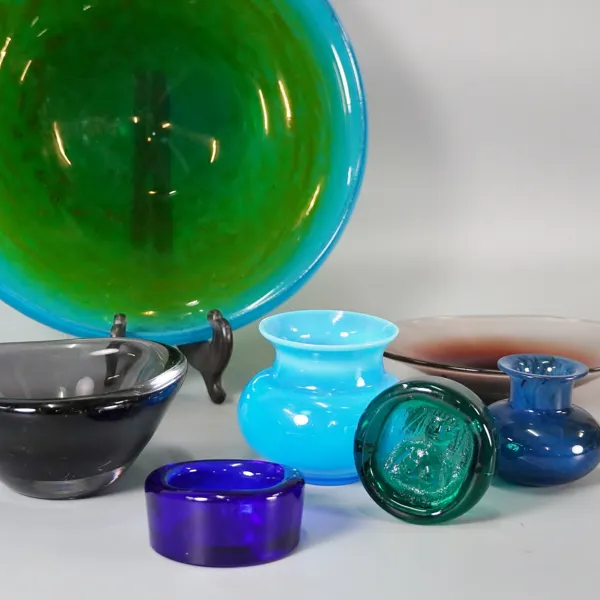 Glasföremål, färgat glas, 7 delar