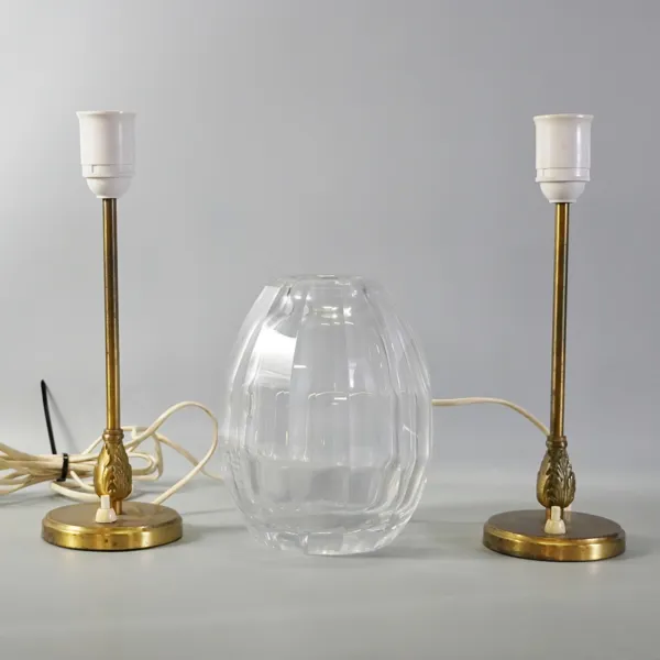 1 par bordslampor samt glasvas, 1900-tal
