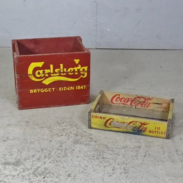 2 st. äldre "Drickabackar" Coca-Cola och Carlsberg, 1900-talets mitt