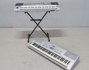 2 st elpiano samt ett stativ, Yamaha och Korg, DGX-205 och PA80