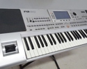 2 st elpiano samt ett stativ, Yamaha och Korg, DGX-205 och PA80