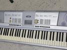 2 st elpiano samt ett stativ, Yamaha och Korg, DGX-205 och PA80