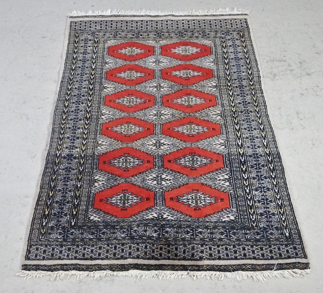 Handknuten matta, orientalisk
