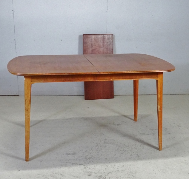Matbord med 2 iläggsskivor, 1900-talets mitt