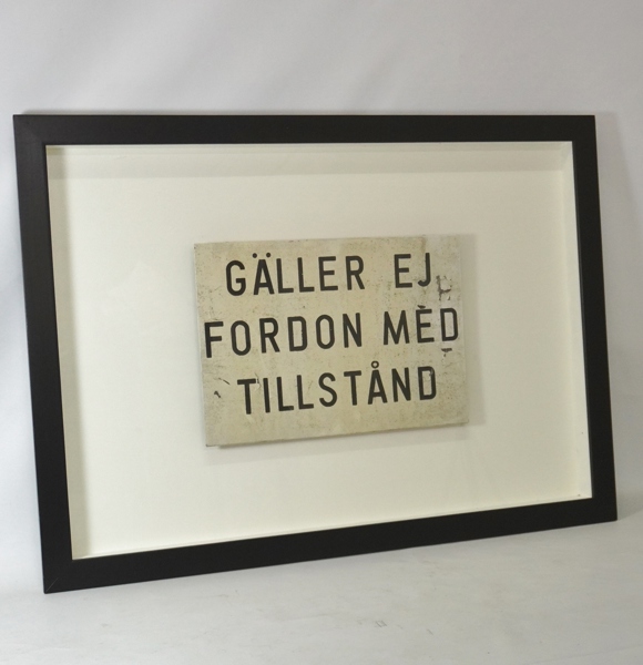 Plåtskylt, inramad "GÄLLER EJ FORDON..."