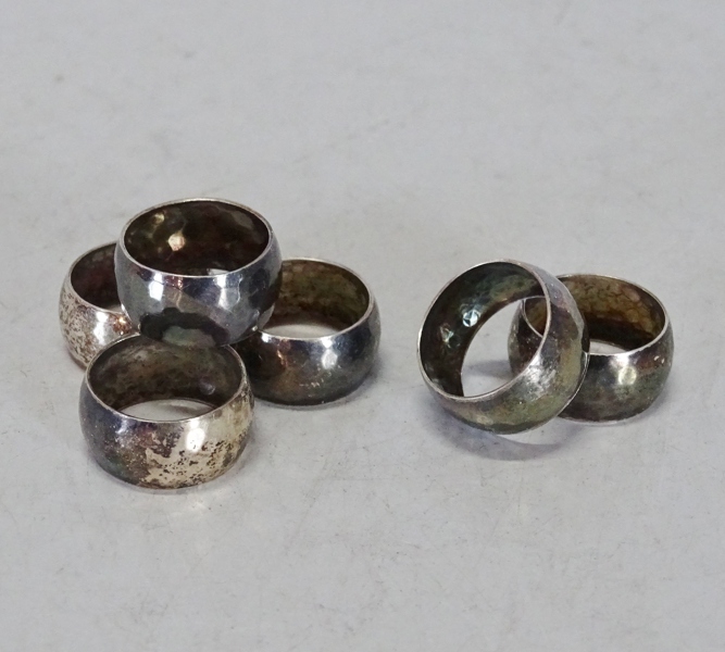 6 st ringar, möjligen mindre servettringar, silver