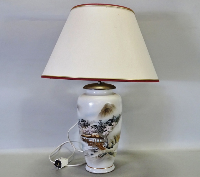 Bordslampa, omarbetad orientalisk vas
