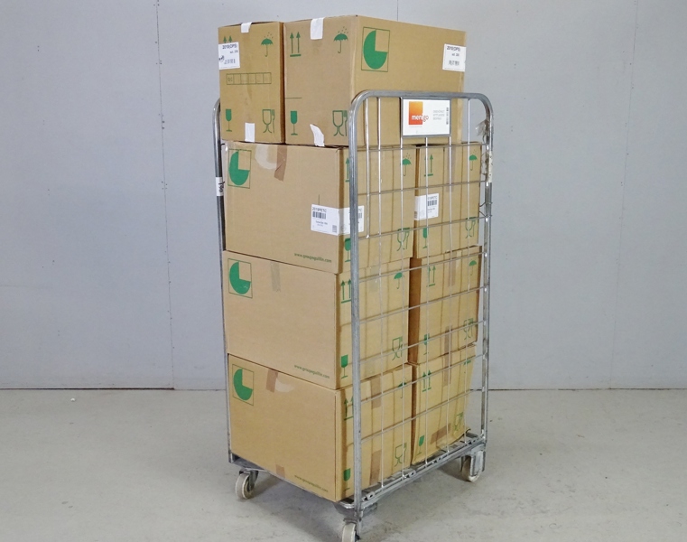 Parti plastformar med hänglock, 6*600=3600 och 2*300=600 st