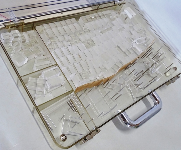 Väska i plexiglas, med "arkitekt" delar