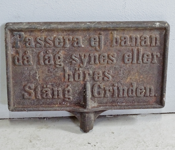 Gjutjärnsskylt "Passera ej banan...", dubbelsidig