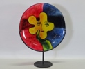 Prydnadsfat med ställning, "Flower Face" Jeanette Karsten, Linshammar Glasbruk