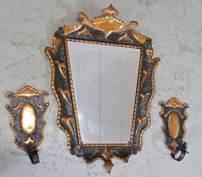 Väggspegel samt ett par ljusplåtar, barockstil, 1900-tal
