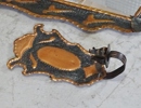 Väggspegel samt ett par ljusplåtar, barockstil, 1900-tal