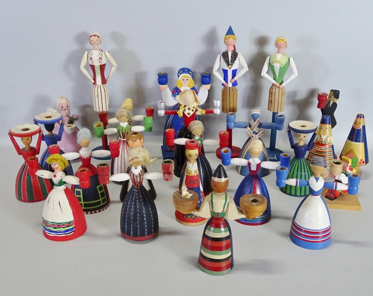 Parti träfigurer, mestadels ljusstakar