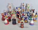 Parti träfigurer, mestadels ljusstakar