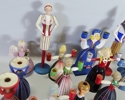 Parti träfigurer, mestadels ljusstakar