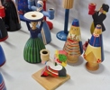 Parti träfigurer, mestadels ljusstakar