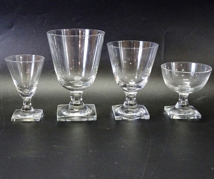 Glasservis, fyrkantig fot