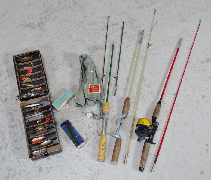 Parti äldre fiskespö och fiskedrag