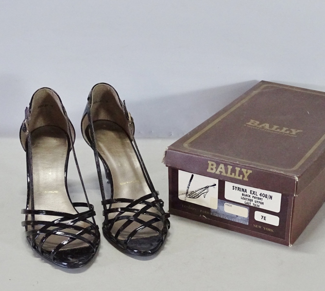 1 par klackskor, Bally