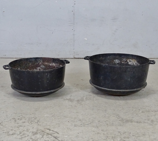 2 st grytor/krukor, gjutjärn