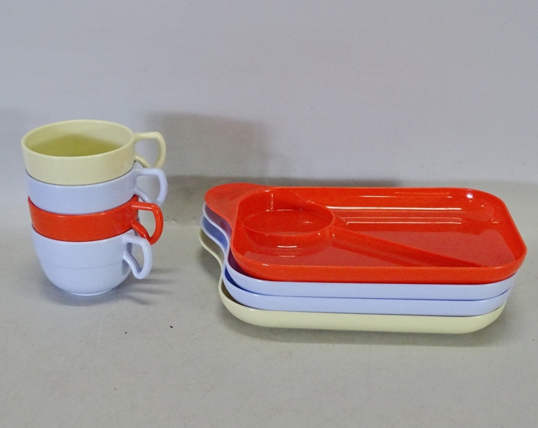 4 st. serveringsbricka med kopp, "Kristallon" Skaraplast, 1950/60-tal