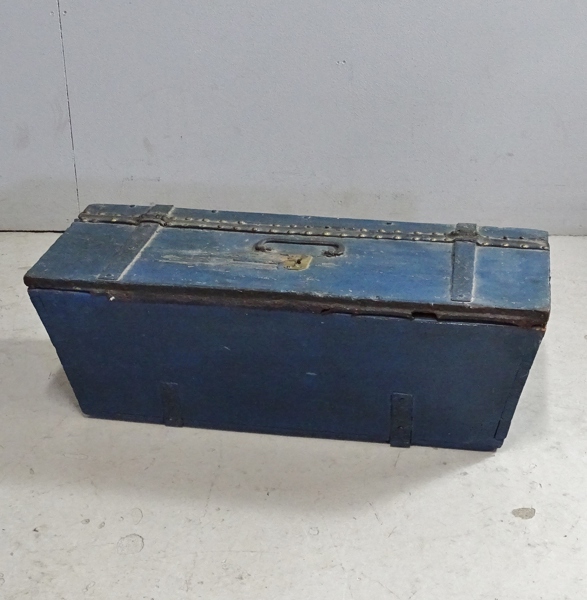 Träkista, med läderdetalj