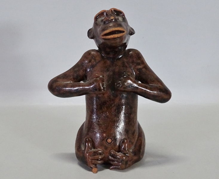 Skulptur "Apa" Michael Anzengruber, Kårsta Krukmakeri