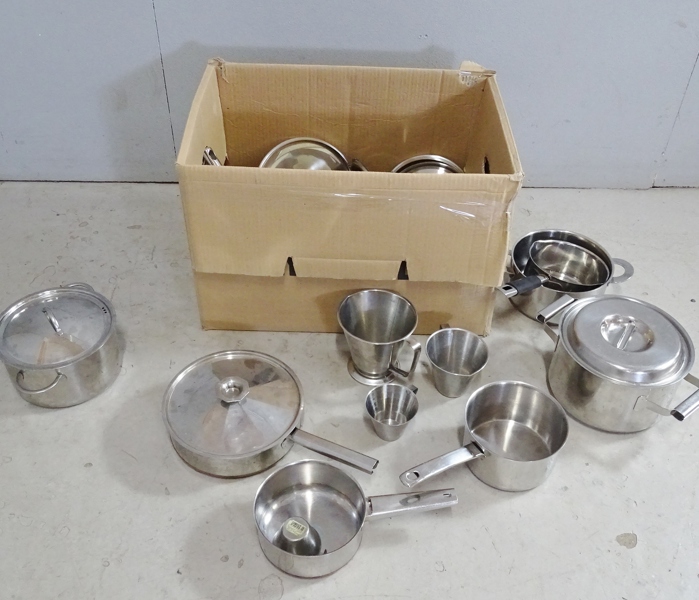 Parti rostfritt, mestadels kastruller