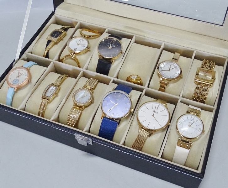 11 st. armbandsur samt 1 klockring i skrin, mestadels Regal. moderna