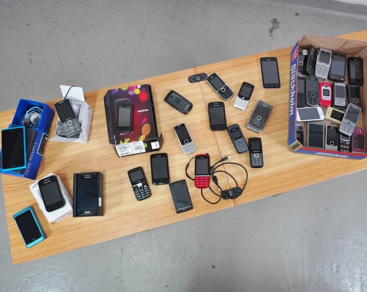 Parti mobiltelefoner, olika fabrikat