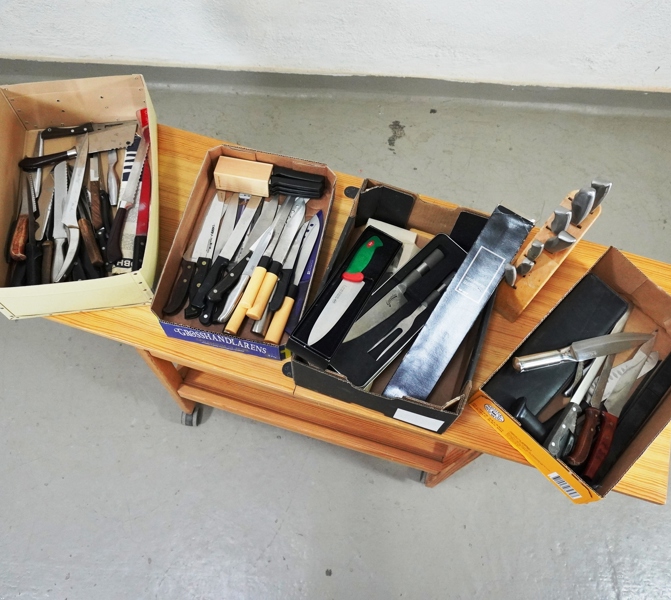 Stort parti med köksknivar