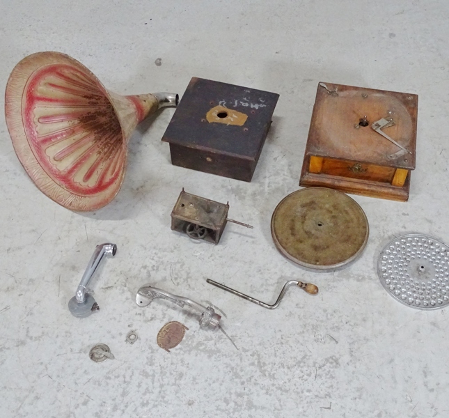 Parti reservdelar för trattgramofon, 1900-talets första hälft