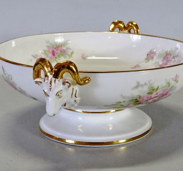 Skål på fot med hänklar, Rörstrand, 1900-talets första hölft