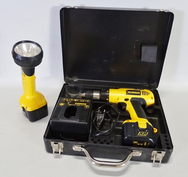 Skruvdragare samt ficklampa, DeWalt, DW910, DW904